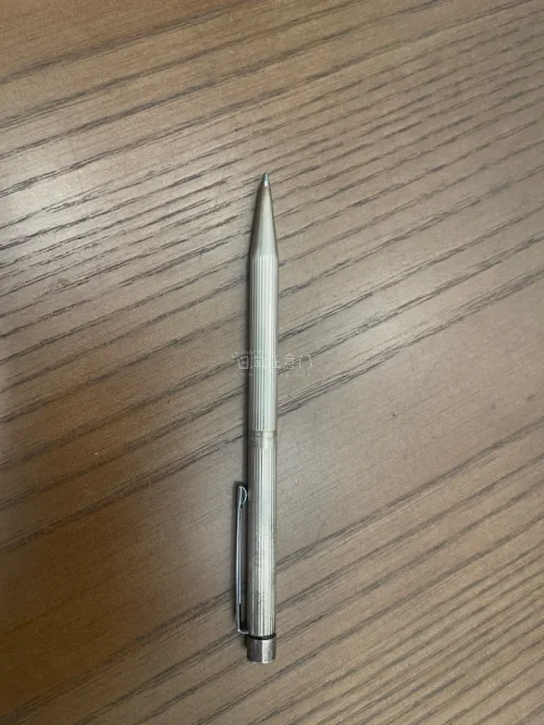 犀飞利 纯银塔格1004直纹银，成色挺好，笔帽天冠和笔尾都没有磕碰，铱粒状态挺好。派克45飞行家，大全套，很实惠的价格，非常新。