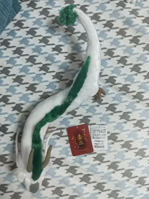 这款白龙玩偶造型超还原！毛发细腻柔软，配色和电影里一模一样，线条流畅，细节做得很用心，摆在家里氛围感拉满，千与千寻爱好者真的很难不爱！