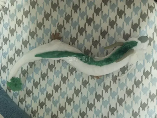 这款白龙玩偶造型超还原！毛发细腻柔软，配色和电影里一模一样，线条流畅，细节做得很用心，摆在家里氛围感拉满，千与千寻爱好者真的很难不爱！