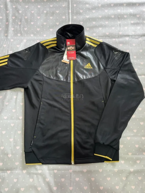 在挖煤姬挖到超好看的adidas古着外套，复古三条杠版型，秋天穿氛围感拉满，随便搭都很出彩。熟练切煤捡漏，看到成色好的美衣马上果断下单。商品到日本仓库入库速度很快，直接走EMS寄出。到手实物超出预期，成色很棒，很喜欢！继续蹲好看的古着单品中～
5wk09nyy
#挖...