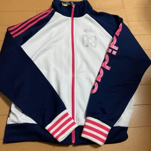 在挖煤姬挖到超好看的adidas古着外套，复古三条杠版型，秋天穿氛围感拉满，随便搭都很出彩。熟练切煤捡漏，看到成色好的美衣马上果断下单。商品到日本仓库入库速度很快，直接走EMS寄出。到手实物超出预期，成色很棒，很喜欢！继续蹲好看的古着单品中～
5wk09nyy
#挖...