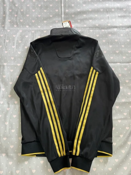 在挖煤姬挖到超好看的adidas古着外套，复古三条杠版型，秋天穿氛围感拉满，随便搭都很出彩。熟练切煤捡漏，看到成色好的美衣马上果断下单。商品到日本仓库入库速度很快，直接走EMS寄出。到手实物超出预期，成色很棒，很喜欢！继续蹲好看的古着单品中～
5wk09nyy
#挖...