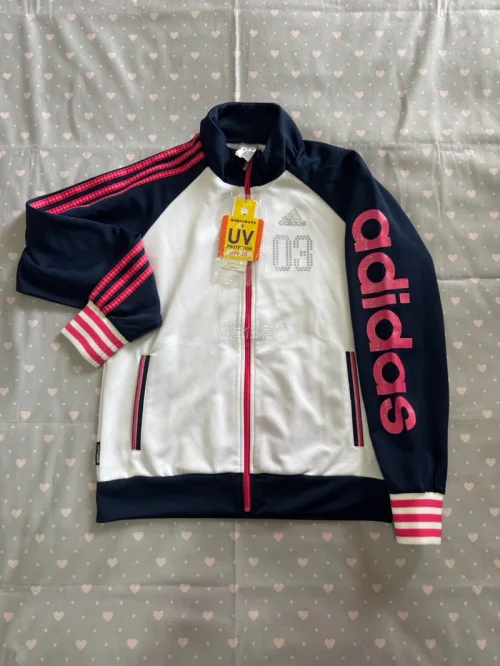 在挖煤姬挖到超好看的adidas古着外套，复古三条杠版型，秋天穿氛围感拉满，随便搭都很出彩。熟练切煤捡漏，看到成色好的美衣马上果断下单。商品到日本仓库入库速度很快，直接走EMS寄出。到手实物超出预期，成色很棒，很喜欢！继续蹲好看的古着单品中～
5wk09nyy
#挖...