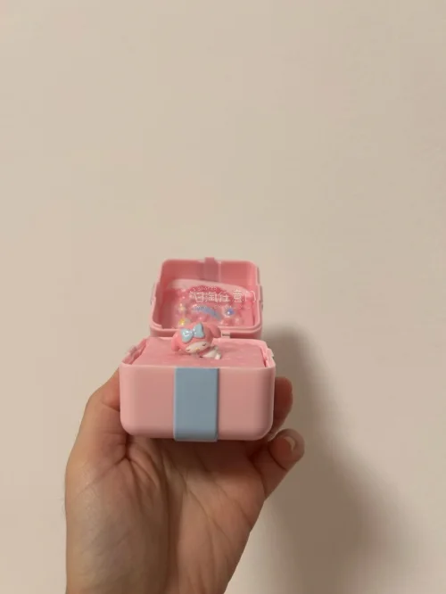 这次在挖煤姬淘到心心念念的美乐蒂中古小首饰盒和贴纸，实物比照片还要粉嫩精致！包装保护得很好，运输过程没有磕碰，清关速度也很理想。中古品相很满意，细节满满，收藏党狂喜，一次很愉快的海淘购物，以后还会继续在这里挖可爱小宝贝！