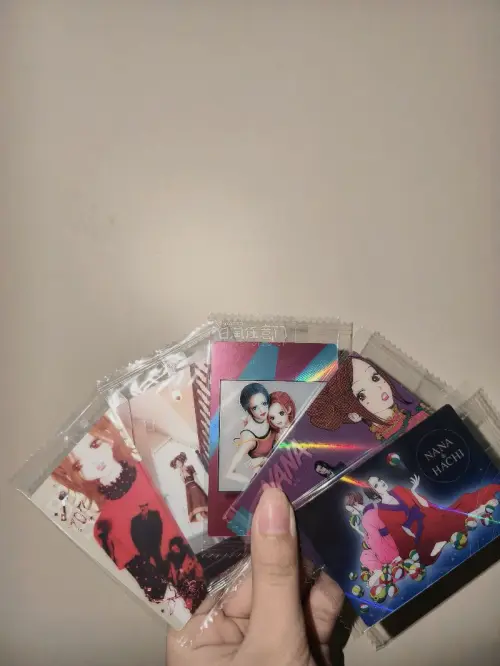 真的超级美丽，这次又买了食玩卡，每一张都特别的好看，强烈推荐，挖煤姬的服务一如既往的好，太开心了能买到这么美丽的谷子！