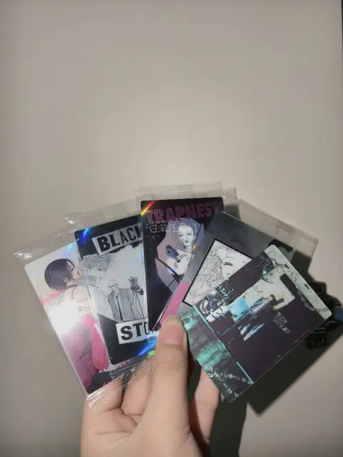 真的超级美丽，这次又买了食玩卡，每一张都特别的好看，强烈推荐，挖煤姬的服务一如既往的好，太开心了能买到这么美丽的谷子！