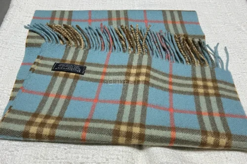 第一次使用挖煤姬海淘，整体体验超出预期！入手这条Burberry格纹围巾，实物到手成色很不错，没有明显污渍与破损，蓝调格纹复古耐看，流苏完整，吊牌标签清晰，和卖家图片描述基本一致。
平台的商品翻译、信息展示很直观，竞拍流程操作简单，优惠券也很实用。仓库打包稳妥，包裹...