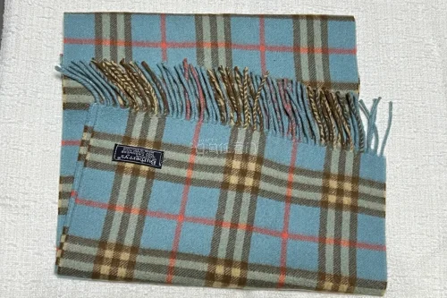 第一次使用挖煤姬海淘，整体体验超出预期！入手这条Burberry格纹围巾，实物到手成色很不错，没有明显污渍与破损，蓝调格纹复古耐看，流苏完整，吊牌标签清晰，和卖家图片描述基本一致。
平台的商品翻译、信息展示很直观，竞拍流程操作简单，优惠券也很实用。仓库打包稳妥，包裹...