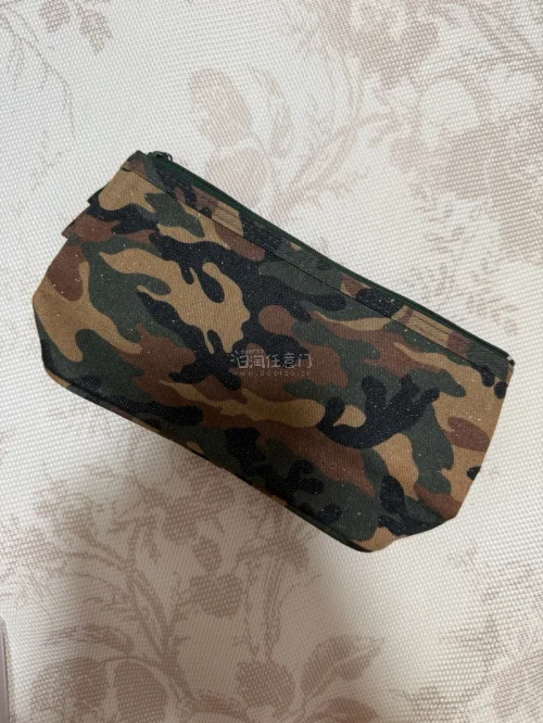 这次收的几样东西都是全新，而且是包了好几层防尘包装的，对这样负责的买家简直爱了，喜欢了这个联名很久，也是给我蹲到好价了，还有迷彩小收纳袋还带着细闪，喜欢呀～