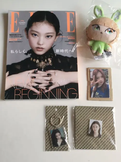 蹲到了一直想要的粼挂 竞拍好价拿下！还有非常貌美的elle日杂 感谢卖家保存的非常好 四角尖尖无破损 挖煤姬运回挺快的 包装也非常稳固 没有破损 合单也非常方便 不需要自己填面单