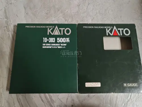 这款KATO新干线500系N比例火车模型做工精细，车身还原度很高，细节纹理都处理得很到位。车轮顺滑跑起来很稳，整体质感扎实，收藏把玩都很合适，是铁道模型爱好者入手的优选款式。