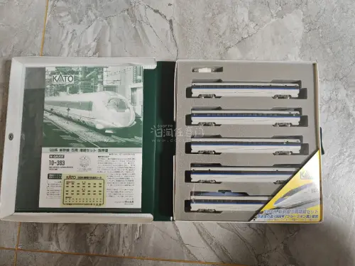这款KATO新干线500系N比例火车模型做工精细，车身还原度很高，细节纹理都处理得很到位。车轮顺滑跑起来很稳，整体质感扎实，收藏把玩都很合适，是铁道模型爱好者入手的优选款式。