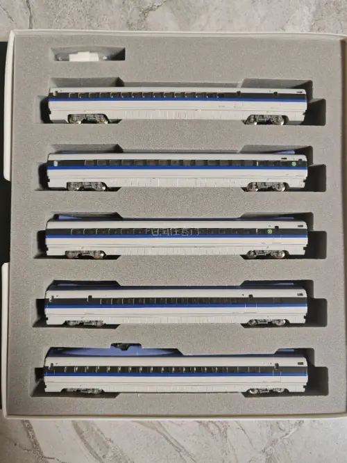 这款KATO新干线500系N比例火车模型做工精细，车身还原度很高，细节纹理都处理得很到位。车轮顺滑跑起来很稳，整体质感扎实，收藏把玩都很合适，是铁道模型爱好者入手的优选款式。