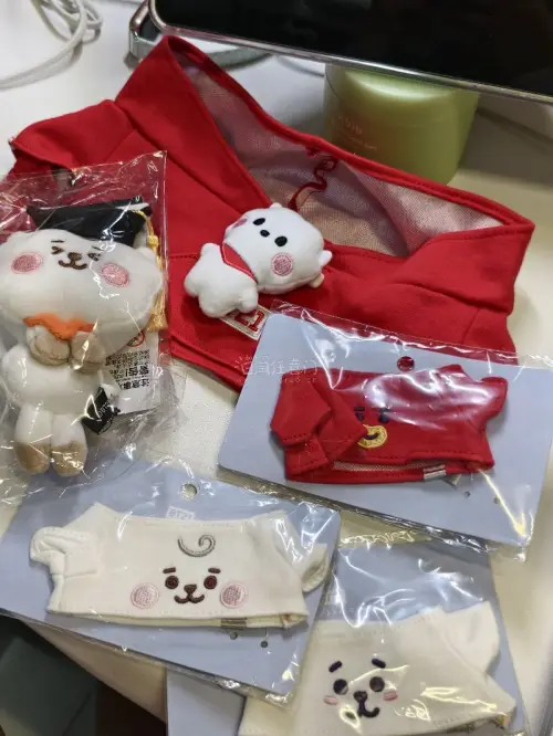 在挖煤姬顺利切到克莉丝和BT21周边，最期待的RJ完好收到！入库实拍清晰，品相和卖家描述基本一致。打包防护做得很用心，毛绒保护到位，合单仓储很方便。国际物流稳定，全程能追踪包裹，漂洋过海到手没有破损。切煤体验很棒，后续还会继续在这里挖梦情✨