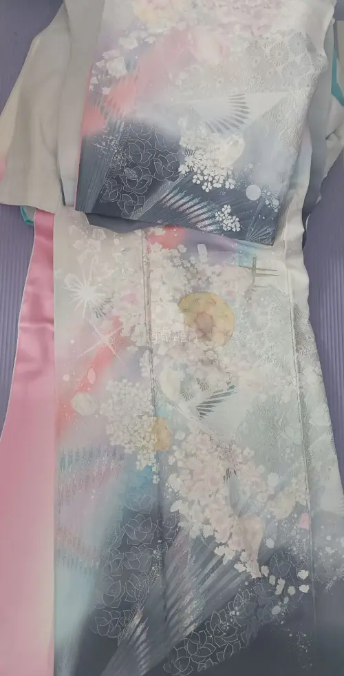 终于收到在挖煤姬淘到的和服啦！打开包裹的一瞬间真的被惊艳到了，实物简直比照片还要美还要新！面料摸起来手感很好，带有那种柔和的光泽感，质感满分。这次在挖煤姬的购物体验真的非常棒，平台代购流程顺畅，从下单到收货都很省心。看着这么美丽的和服，感觉等待的时间完全值得，好期待...