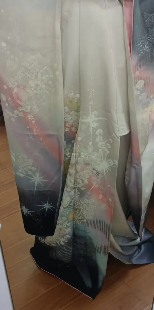 终于收到在挖煤姬淘到的和服啦！打开包裹的一瞬间真的被惊艳到了，实物简直比照片还要美还要新！面料摸起来手感很好，带有那种柔和的光泽感，质感满分。这次在挖煤姬的购物体验真的非常棒，平台代购流程顺畅，从下单到收货都很省心。看着这么美丽的和服，感觉等待的时间完全值得，好期待...