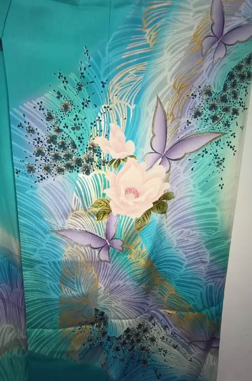 终于收到在挖煤姬淘到的和服啦！打开包裹的一瞬间真的被惊艳到了，实物简直比照片还要美还要新！面料摸起来手感很好，带有那种柔和的光泽感，质感满分。这次在挖煤姬的购物体验真的非常棒，平台代购流程顺畅，从下单到收货都很省心。看着这么美丽的和服，感觉等待的时间完全值得，好期待...