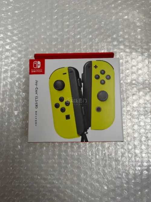 这次买了四对任天堂全新手柄。到手确认下来，确实全新，八角尖尖，没有任何使用痕迹。双黄手柄和双灰手柄更是稀少的颜色。另外，还有一个极其稀少的日版全新绿色右手柄，也没有任何使用痕迹，太开心了，收藏了。