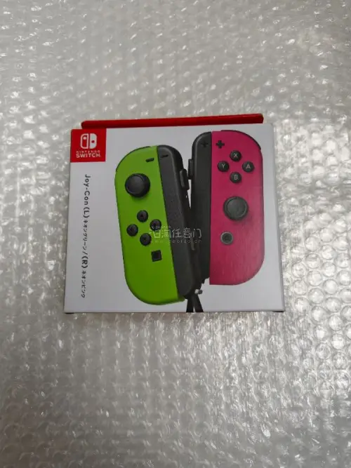 这次买了四对任天堂全新手柄。到手确认下来，确实全新，八角尖尖，没有任何使用痕迹。双黄手柄和双灰手柄更是稀少的颜色。另外，还有一个极其稀少的日版全新绿色右手柄，也没有任何使用痕迹，太开心了，收藏了。