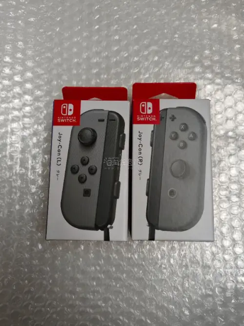 这次买了四对任天堂全新手柄。到手确认下来，确实全新，八角尖尖，没有任何使用痕迹。双黄手柄和双灰手柄更是稀少的颜色。另外，还有一个极其稀少的日版全新绿色右手柄，也没有任何使用痕迹，太开心了，收藏了。
