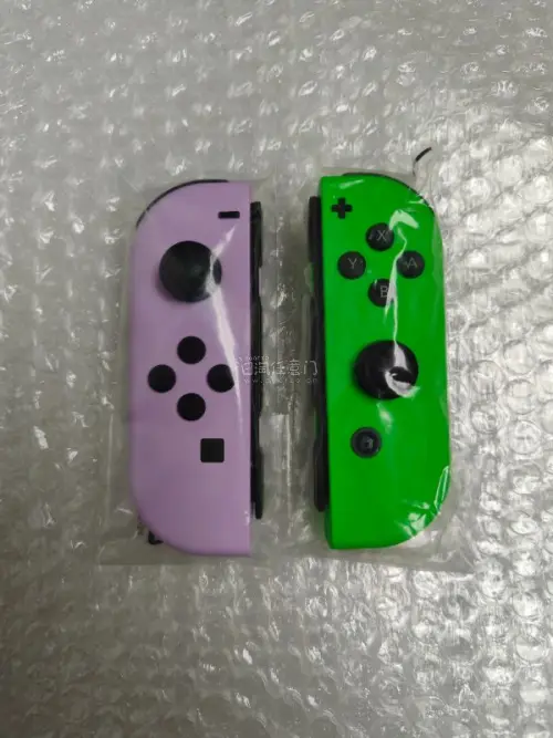 这次买了四对任天堂全新手柄。到手确认下来，确实全新，八角尖尖，没有任何使用痕迹。双黄手柄和双灰手柄更是稀少的颜色。另外，还有一个极其稀少的日版全新绿色右手柄，也没有任何使用痕迹，太开心了，收藏了。