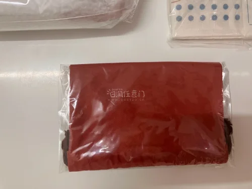 整体购物体验十分顺畅，平台检索商品很方便，日语关键词直接搜索，就能找到想要的中古周边。仓储可以免费存放，多件商品合并打包，能省下不少国际运费。物流更新实时可查，从日本
卖家发货、仓库签收，到合单寄出，每一步都能
跟踪，等待收货的过程，心里很踏实。