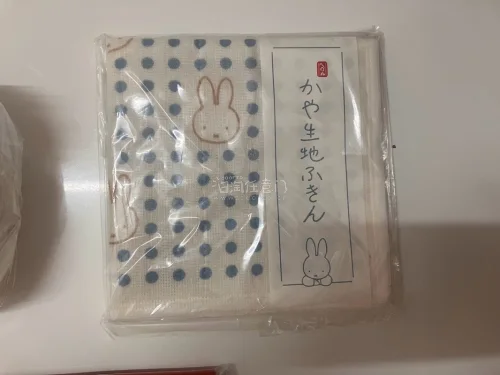 整体购物体验十分顺畅，平台检索商品很方便，日语关键词直接搜索，就能找到想要的中古周边。仓储可以免费存放，多件商品合并打包，能省下不少国际运费。物流更新实时可查，从日本
卖家发货、仓库签收，到合单寄出，每一步都能
跟踪，等待收货的过程，心里很踏实。