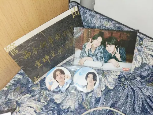 这次在平台淘到了live系列的吧唧、生写和扭蛋小卡，商品品相标注很真实，实物和描述没有落差。平台自带翻译，逛煤炉和mandarake很方便，多卖家商品支持合箱，入库称重、物流进度都会实时推送，购物体验流畅，想收日系偶像周边的同好可以放心试试。