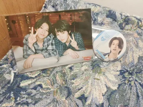 这次在平台淘到了live系列的吧唧、生写和扭蛋小卡，商品品相标注很真实，实物和描述没有落差。平台自带翻译，逛煤炉和mandarake很方便，多卖家商品支持合箱，入库称重、物流进度都会实时推送，购物体验流畅，想收日系偶像周边的同好可以放心试试。