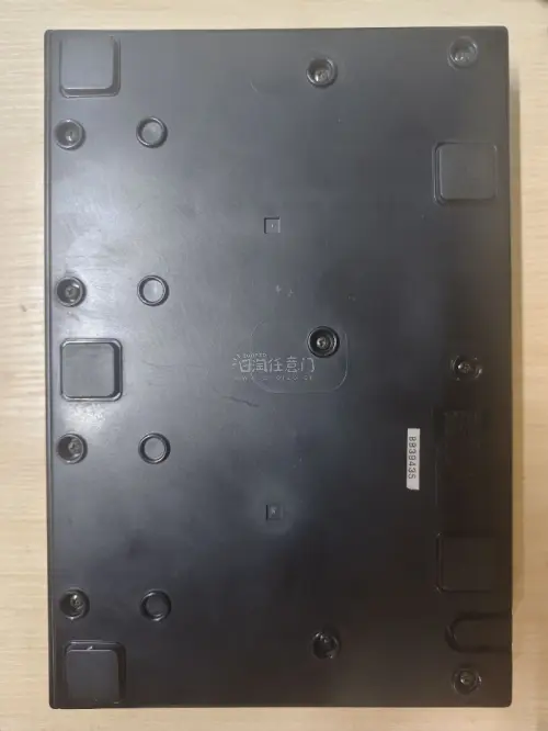 终于通过挖煤姬淘到了这台心心念念的BOSS BE-5综合效果器，给排练室再添一台！
这台90年代的经典综合效果器现在成了我效果器板上的C位，连接电吉他使用，失真、合唱、延迟一机搞定。音色复古又温暖，特别适合玩经典摇滚和布鲁斯。放在琴房里和我的音箱、吉他摆在一起，氛围...