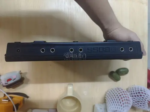 终于通过挖煤姬淘到了这台心心念念的BOSS BE-5综合效果器，给排练室再添一台！
这台90年代的经典综合效果器现在成了我效果器板上的C位，连接电吉他使用，失真、合唱、延迟一机搞定。音色复古又温暖，特别适合玩经典摇滚和布鲁斯。放在琴房里和我的音箱、吉他摆在一起，氛围...