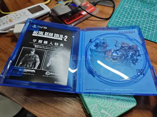海淘的合金装备合集2终于到手了，本来担心二手会有划痕，结果拆开看成色真的很新✨。蓝光碟面干净透亮，连说明书和封面都保存得挺完好，完全不像被盘过很多次的样子。这价格能收到这种品相确实惊喜，迫不及待想重温经典了?，这次海淘体验满分?。