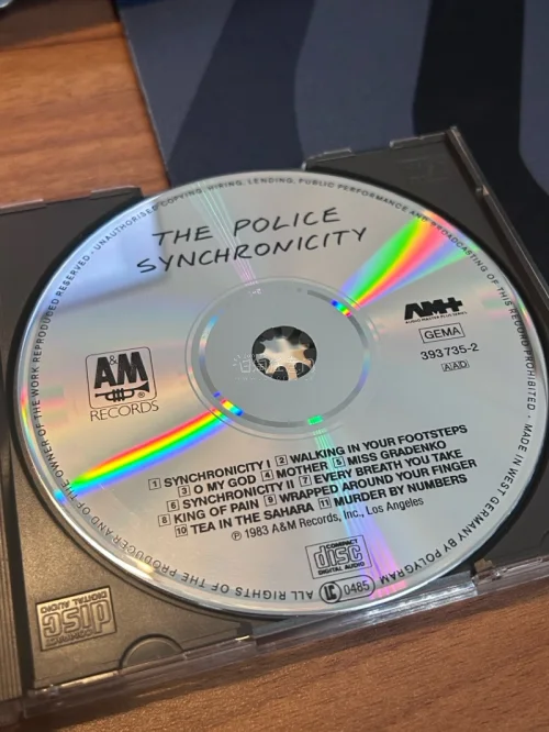 到了九张CD，其中半数以上是西德银圈，虽然又被日本人坑了 买到垃圾品，但最起码不贵吧，还可以。最惊喜的是买到了黑脸满银圈， 本来那卖家没拍盘面的，我留言让他加了两张图一看是黑色的我赶紧买了 太漏了，还买到了猎头的DADC版CD 才几百日元 舒服