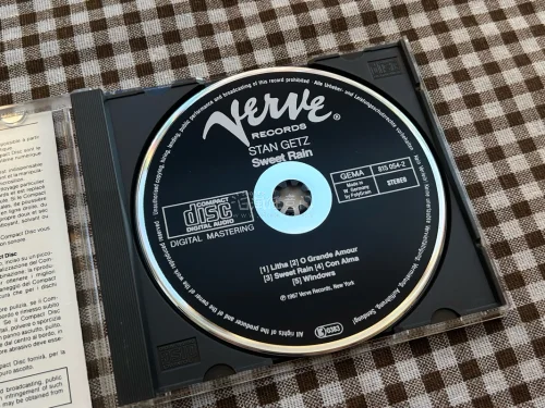 到了九张CD，其中半数以上是西德银圈，虽然又被日本人坑了 买到垃圾品，但最起码不贵吧，还可以。最惊喜的是买到了黑脸满银圈， 本来那卖家没拍盘面的，我留言让他加了两张图一看是黑色的我赶紧买了 太漏了，还买到了猎头的DADC版CD 才几百日元 舒服