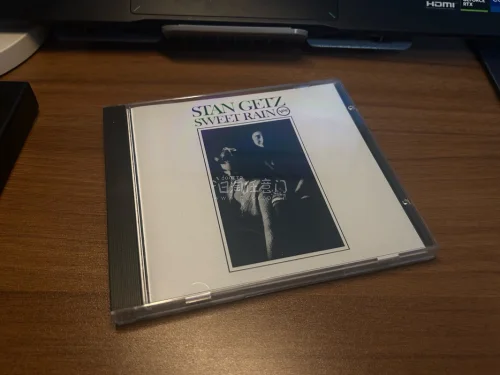 到了九张CD，其中半数以上是西德银圈，虽然又被日本人坑了 买到垃圾品，但最起码不贵吧，还可以。最惊喜的是买到了黑脸满银圈， 本来那卖家没拍盘面的，我留言让他加了两张图一看是黑色的我赶紧买了 太漏了，还买到了猎头的DADC版CD 才几百日元 舒服
