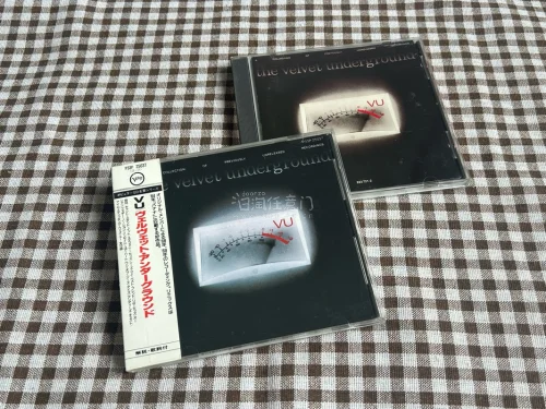到了九张CD，其中半数以上是西德银圈，虽然又被日本人坑了 买到垃圾品，但最起码不贵吧，还可以。最惊喜的是买到了黑脸满银圈， 本来那卖家没拍盘面的，我留言让他加了两张图一看是黑色的我赶紧买了 太漏了，还买到了猎头的DADC版CD 才几百日元 舒服
