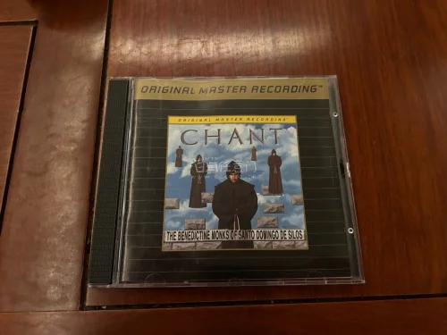 到了九张CD，其中半数以上是西德银圈，虽然又被日本人坑了 买到垃圾品，但最起码不贵吧，还可以。最惊喜的是买到了黑脸满银圈， 本来那卖家没拍盘面的，我留言让他加了两张图一看是黑色的我赶紧买了 太漏了，还买到了猎头的DADC版CD 才几百日元 舒服