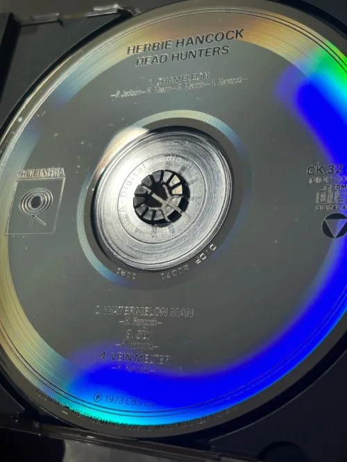 到了九张CD，其中半数以上是西德银圈，虽然又被日本人坑了 买到垃圾品，但最起码不贵吧，还可以。最惊喜的是买到了黑脸满银圈， 本来那卖家没拍盘面的，我留言让他加了两张图一看是黑色的我赶紧买了 太漏了，还买到了猎头的DADC版CD 才几百日元 舒服