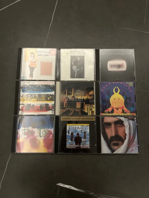 到了九张CD，其中半数以上是西德银圈，虽然又被日本人坑了 买到垃圾品，但最起码不贵吧，还可以。最惊喜的是买到了黑脸满银圈， 本来那卖家没拍盘面的，我留言让他加了两张图一看是黑色的我赶紧买了 太漏了，还买到了猎头的DADC版CD 才几百日元 舒服