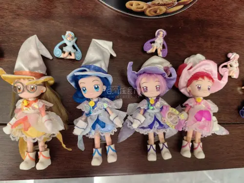 是谁的童年DNA动了，还记得小学三年级开始追《小魔女doremi》,和当时的小伙伴特别迷这部动漫，每天一集不落的追，那时候还去文具店买它们的周边手办，一星期只有五块钱的零花钱全用来买小魔女的钥匙扣，后来因年代久远家里经过多次大扫除后，那些钥匙扣也都不见了[失望R]。...