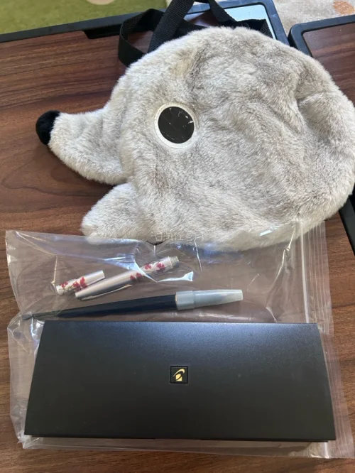 这个月又到了一单 
外面的包装还挺好的，越来越结实了，切了一些钢笔和水彩保护得特别好，推荐使用以下的关键词搜索 
希望大家都能切到想要的商品