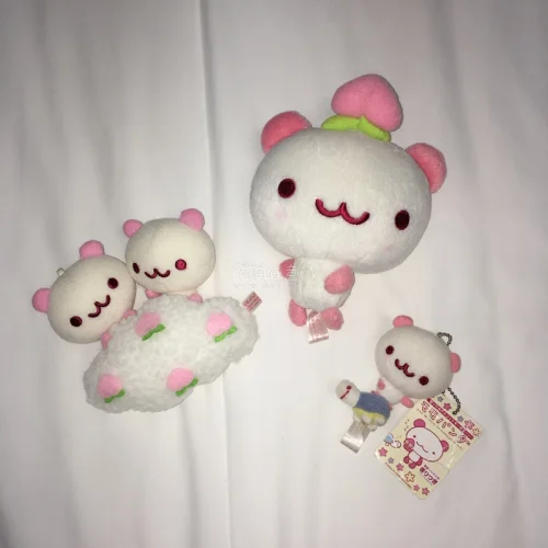 终于在挖煤姬蹲到这套超可爱的平成桃子熊猫玩偶，实物比图片还要软萌，品相很不错。打包防护做得很好，收到没有磕碰。平台合单、物流跟踪都很方便，整个购物流程省心顺畅，能收到这款绝版玩偶真的太开心啦，后续还会继续在这里蹲喜欢的谷子玩偶！
