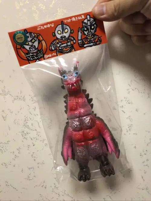 掌心里这尊软胶，沉甸甸的，像握住了一小片凝固的时光。凹凸的纹理在指腹下蜿蜒，每一道褶皱都藏着匠人落笔时的呼吸。灯光漫过，哑光的表面泛起温润的雾感，不张扬，却耐看。静静摆着，便是一段可以反复摩挲的旧梦。