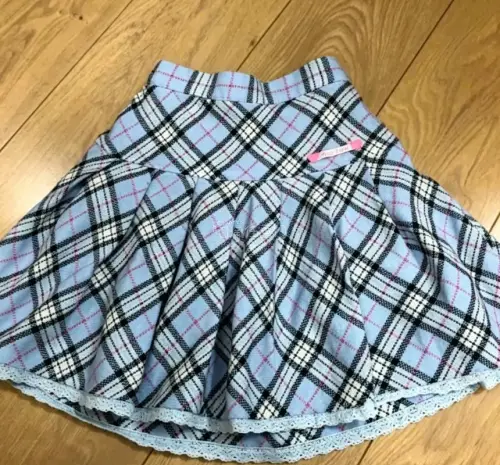 今天收到了包裹，很惊喜，衣服很漂亮，小首饰也很可爱，挖煤姬购物体验很愉快，还有这些物品都特别的好。包装很好，发货也快，在这里可以买的自己喜欢的物品，很开心
