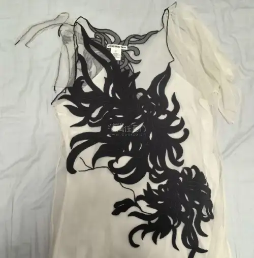 第一次海淘衣服，体验超预期！物流比想象中快，包装严实。这件外套面料厚实有质感，走线工整，版型和图片一模一样，上身特别显瘦。尺码标准，按照客服建议选的刚刚好。价格比国内专柜划算太多，正品保障，性价比拉满。以后买衣服就认准这家了，强烈推荐给姐妹们！