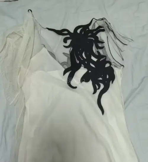 第一次海淘衣服，体验超预期！物流比想象中快，包装严实。这件外套面料厚实有质感，走线工整，版型和图片一模一样，上身特别显瘦。尺码标准，按照客服建议选的刚刚好。价格比国内专柜划算太多，正品保障，性价比拉满。以后买衣服就认准这家了，强烈推荐给姐妹们！