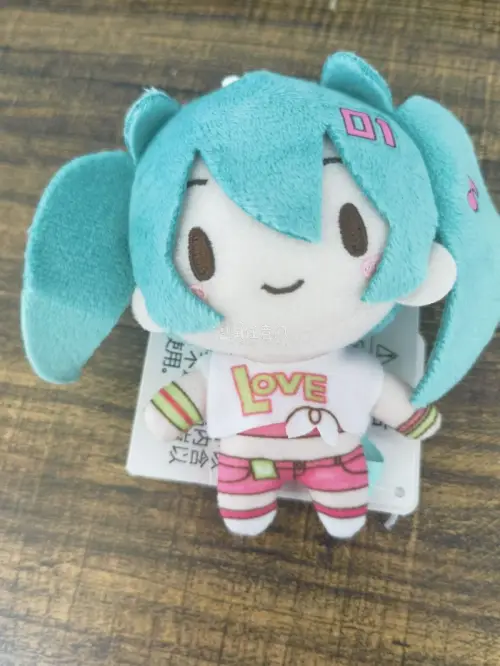 终于收到心心念念的初音未来毛绒娃娃，实物比照片还要可爱！毛绒手感舒服，标签齐全，保存状态很不错，卖家发货稳妥，收到没有损坏，是一次很满意的海淘购物体验。