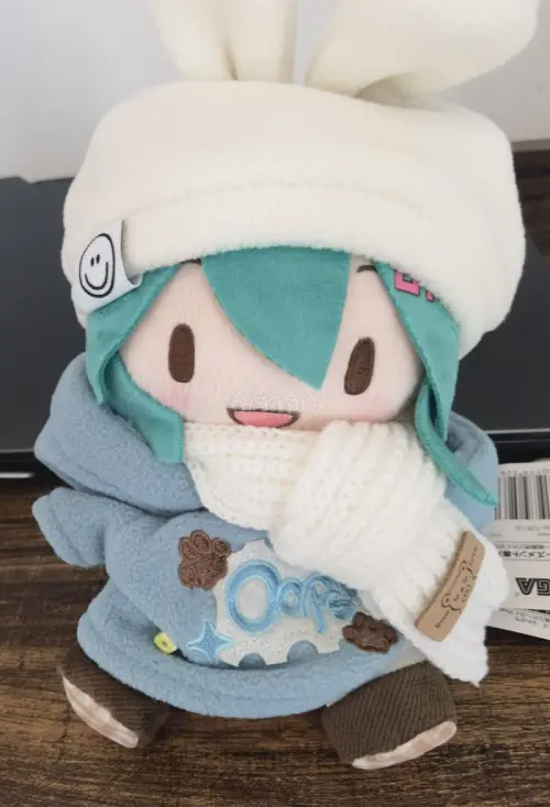 终于收到心心念念的初音未来毛绒娃娃，实物比照片还要可爱！毛绒手感舒服，标签齐全，保存状态很不错，卖家发货稳妥，收到没有损坏，是一次很满意的海淘购物体验。