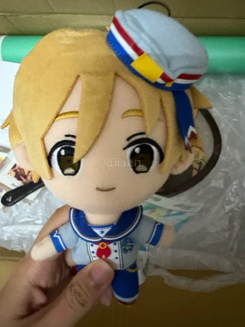 如果你也喜欢真白友也✨如果你也喜欢偶像梦幻祭，喜欢慢慢收集日版官谷，来看看我这次日淘挖到的一堆好物。入手了周年纪念戒指、角色娃娃、应援扇，还靠平台拍卖拍下90张拍立得和一张挂画。周年戒指扫码能听到友也的周年原声，很有纪念意义；娃娃、挂画摆在桌面装饰，应援扇留作纪念，...