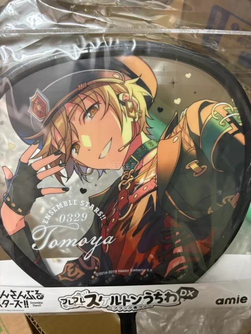如果你也喜欢真白友也✨如果你也喜欢偶像梦幻祭，喜欢慢慢收集日版官谷，来看看我这次日淘挖到的一堆好物。入手了周年纪念戒指、角色娃娃、应援扇，还靠平台拍卖拍下90张拍立得和一张挂画。周年戒指扫码能听到友也的周年原声，很有纪念意义；娃娃、挂画摆在桌面装饰，应援扇留作纪念，...
